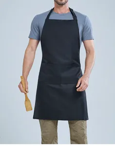 Vista dettagliata del grembiule da cucina nero con una pratica tasca anteriore.