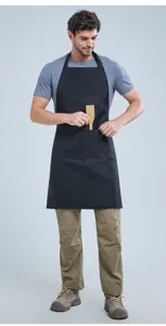 Vista dettagliata di un grembiule da cucina nero impermeabile con tasche per cottura.