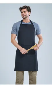 Vista di dettaglio in primo piano del grembiule da cucina nero indossato, con tasca frontale visibile.