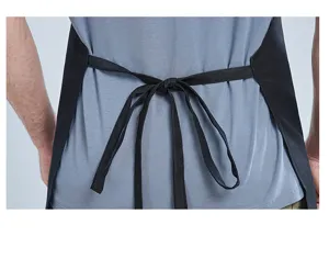 Primo piano dettagliato delle cinghie posteriori del grembiule da cucina nero impermeabile.