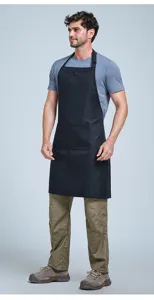 Dettaglio grembiule da cucina monocolore nero, tracolla regolabile e tasca anteriore.