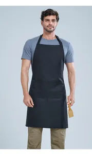 Vista di dettaglio di un grembiule nero impermeabile con tasca per cucina e cottura al forno.
