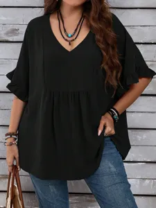 Γυναικείο μαύρο τοπ plus size με V λαιμόκοψη και βολάν μανίκια για το καλοκαίρι σας.