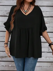 Μαύρη plus size γυναικεία μπλούζα V με βολάν στα μανίκια και χαλαρή ψηλόμεση σχεδίαση.