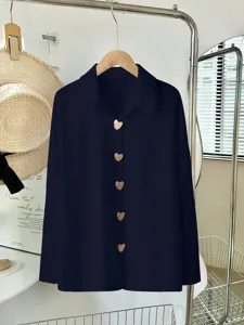 Camicia blu scuro a maniche lunghe con bottoni a cuore in metallo, vestibilità ampia e fluida.