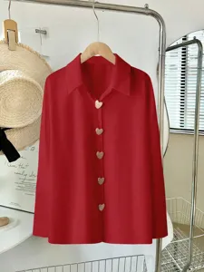 Camicia rossa a maniche lunghe con bottoni in metallo a cuore e colletto a risvolto.