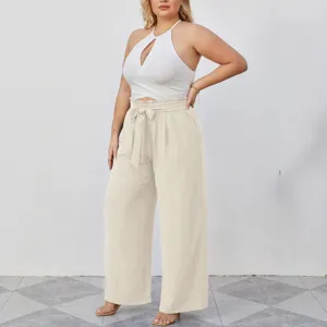 Completo estivo da donna taglie comode con top corto halter e pantaloni larghi eleganti.