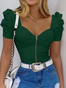 Primo piano dettaglio donne verde scollo quadrato maniche a palloncino top slim.