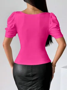 Vista di dettaglio del top donna rosa vivo a maniche corte con scollo quadrato.