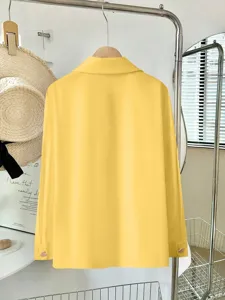 Camicia a manica lunga tinta unita retrò casual con design ampio e bottoni metallici dolci.