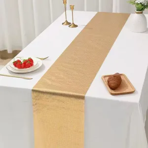 Gouden pailletten tafelloper voor feest eettafel decoratie, elegante tafelkenmerk.