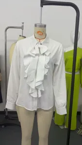 Blusa blanca elegante de manga larga con cuello solapa y detalle de lazo volantes
