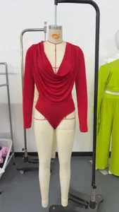 Body rosso con scollo ad anello e maniche lunghe in primo piano, design aderente.