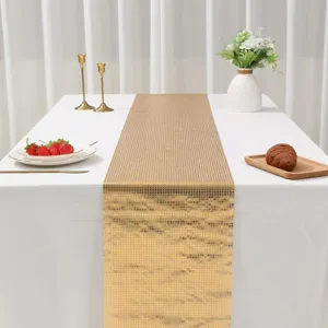 Gouden pailletten tafelloper gedetailleerd overzicht, elegante feestelijke eettafeldecoratie.