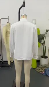 Detalle de la espalda de una camisa blanca clásica de manga larga en maniquí en estudio.