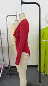 Vista laterale dettagliata del body elegante rosso con scollo ad anello e maniche lunghe.