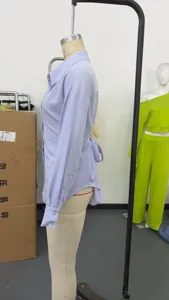 Camicia elegante a maniche lunghe con vita stretta e risvolto ampio da donna per uso quotidiano