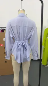 Dettaglio posteriore della camicia a maniche lunghe color viola chiaro con cintura.