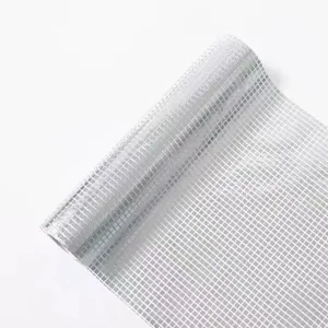 Zilveren raster pailletten tafelloper detail, perfect voor feest en eettafel decor.