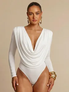 Dettaglio in primo piano dell elegante body bianco a maniche lunghe con scollo ad anello.