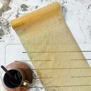 Gouden glinsterende tafelloper van mesh lint voor feest eettafel decoratie en tafeldisplay.