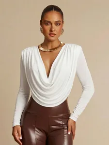 Vista dettagliata del body bianco elegante con scollo ad anello e maniche lunghe.