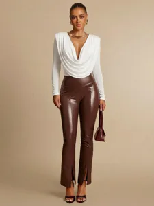 Donna body bianco a maniche lunghe con collo drappeggiato e pantaloni in ecopelle.