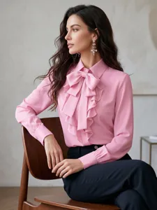 Blusa rosa elegante de manga larga con cuello de lazo chic y finos detalles de volantes.