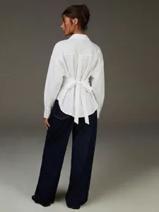 Camicia bianca casual a maniche lunghe con elegante dettaglio da allacciare dietro.
