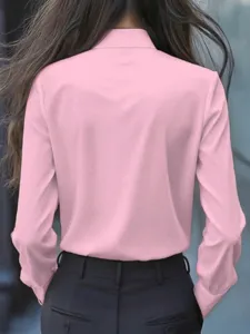 Camisa rosa de manga larga vista detallada, diseño elegante en la espalda para moda mujer.