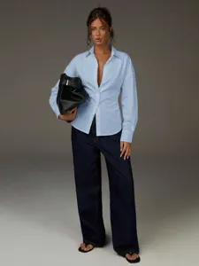 Vista dettagliata della elegante camicia a maniche lunghe azzurra in stile francese da donna.