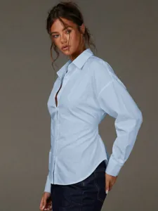 Camicia azzurra francese avvitata con colletto V e maniche lunghe, dettaglio top casual.