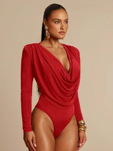Vista dettagliata dell'elegante body rosso a maniche lunghe con un design drappeggiato a V.