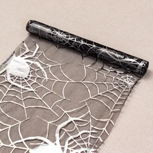 Detalle en primer plano del rollo de camino de mesa con telaraña para fiesta Halloween.