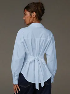 Camicia a maniche lunghe azzurra con dettaglio in vita sul retro, vestibilità casual, retro.