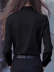 Camisa negra de manga larga para mujer con cuello solapa para el uso diario elegante.