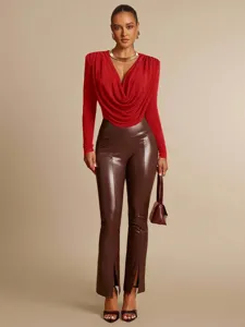 Scopri questo elegante body rosso con scollo ad anello e pantaloni in ecopelle marrone.