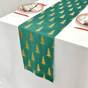 Vista detallada del camino de mesa verde con elegante motivo de árbol de navidad dorado festivo.