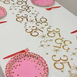 Chemin de table en filet doré pour déco de fête 35 ans, tissu blanc avec impression.