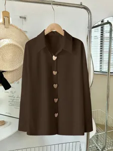 Camicia marrone scuro a maniche lunghe con bottoni metallici a cuore e vestibilità comoda.