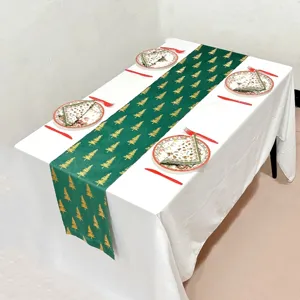 Camino de mesa navideño con estampado de árbol dorado, elegante decoración festiva.