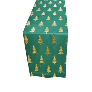 Camino de mesa de Navidad de tela verde con elegante estampado de arboles dorados festivos.