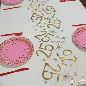 Détail de chemin de table en tulle doré pour décoration de fête d'anniversaire 25 ans.