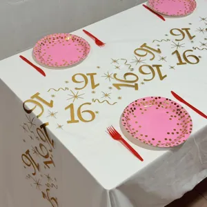 Chemin de table doré pour fête 16 ans en tissu résille blanc décoration de table chic.