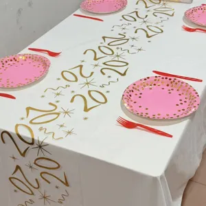 Vue détaillée du chemin de table en résille blanche avec imprimé 20 doré et étoiles pour fête.