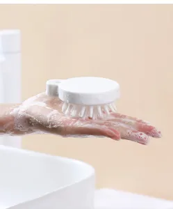Brosse de massage du cuir chevelu en silicone blanc, poils souples pour un nettoyage et soin.