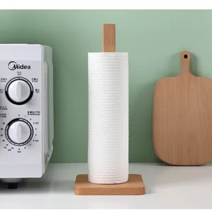 Holz Küchenpapierhalter Detailansicht, zeigt den stabilen vertikalen Holzständer auf der Küchentheke.