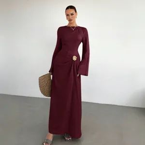 Κομψό μπορντό μάξι φόρεμα με μακριά μανίκια και κομψή αγκράφα μέσης για γυναίκες.