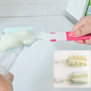 Cepillo de taza de mango largo de plastico con cabeza de esponja para limpiar botellas y vasos.