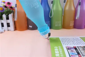 Close up of 550ml frosted plastic sports water bottle, candy color portable drinkware detail.